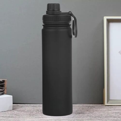 Sticlă termos din oțel inoxidabil negru de 650 ml pe o masă din lemn cu o ramă de imagine în fundal