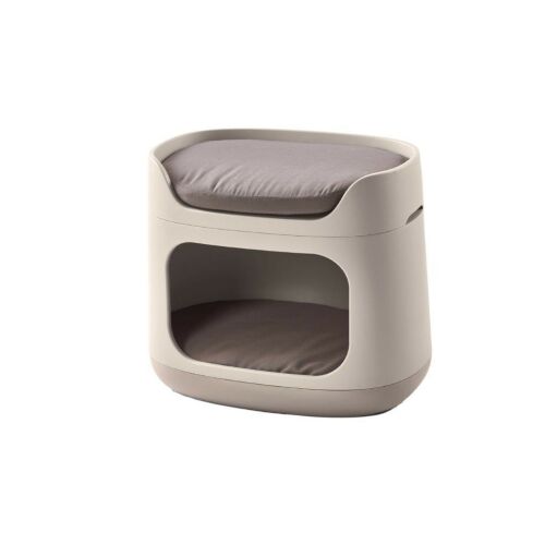 Curver Bunkbed 3 in 1 Haustierbett und Transportbox, Cappuccino-Farbe, zeigt die oberen und unteren Schlafbereiche mit Kissen