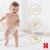 Baby trägt Huggies Extra Care Pants, bequeme und atmungsaktive Windelhosen