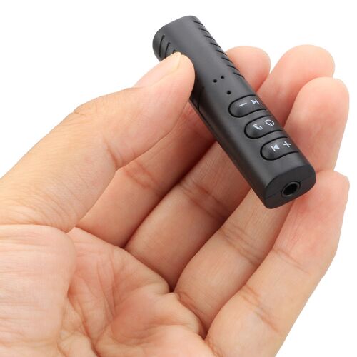 Fekete Bluetooth audió vevő 3.5mm jack csatlakozóval, kézben - Bluetooth vevő