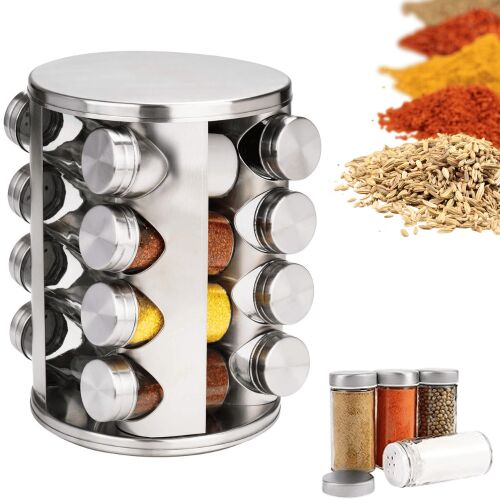 Stalak za začine s 16 staklenih posuda, koji prikazuje različite začine unutra i nekoliko dodatnih posuda sa strane