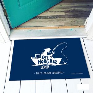 Vicces lábtörlő horgász mintával, 'Itt egy horgász lakik' felirattal. - Vicces ajándék