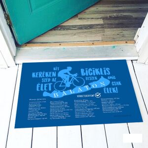 Vicces lábtörlő biciklis mintával és magyar szöveggel: 'Két keréken szép az élet, biciklis leszek, amíg csak élek' - Vicces ajándék