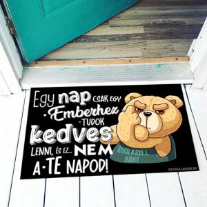 Vicces lábtörlő egy medvével, aki középső ujját mutatja, és azt mondja: 'Egy nap csak egy emberhez tudok kedves lenni, és ez nem te vagy!' - Vicces ajándék