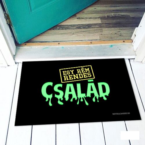 Vicces 'Egy rém rendes család' témájú lábtörlő