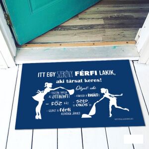 Vicces lábtörlő a következő szöveggel: Itt egy szerény férfi lakik, aki társat keres! - Vicces ajándék