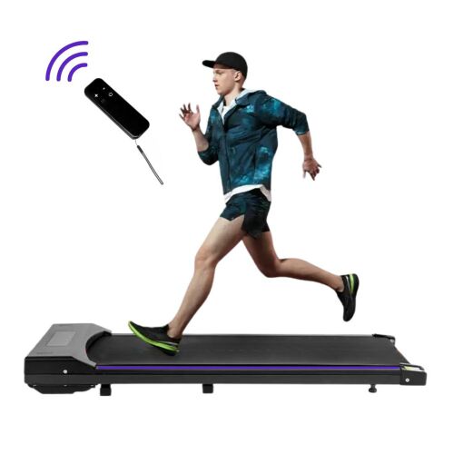 Kompakt fekete futópad használat közben távirányítóval, séta és futó edzőgép