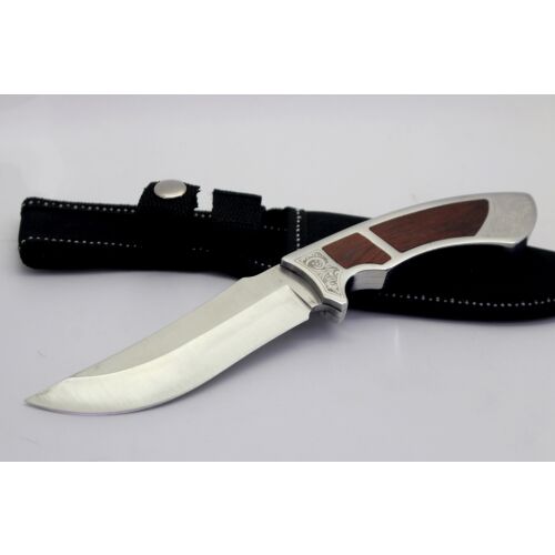 Finka Foxter vadászkés rozsdamentes acél pengével és fa markolattal, részletesen gravírozott mintával, fekete tokjával együtt.