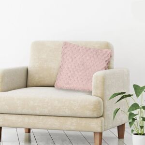 Perna decorativă roz pufoasă pe un fotoliu bej, perfectă pentru a adăuga o notă de confort și stil în livingul dumneavoastră - Design interior