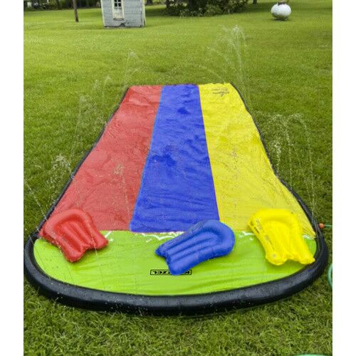 Kruzzel vízi csúszda három felfújható úszóval használatban egy kertben