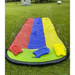 Kruzzel Wasserrutsche mit drei aufblasbaren Schwimmern im Einsatz in einem Garten - Wasserrutschen