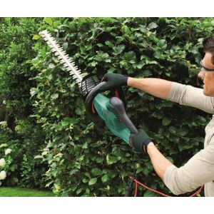 Kiyoshi KE23-333 akkumulátoros sövényvágó használat közben - Kert