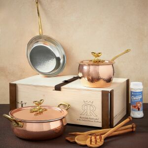Set de vase de cupru Ruffoni Historia, 5 piese, cu ustensile din lemn și pudră de curățare - Veselă