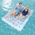 Dwie kobiety relaksują się na materacu dmuchanym Bestway Double Pool Lounger w basenie