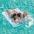 Dwie kobiety relaksują się na materacu dmuchanym Bestway Double Pool Lounger w basenie