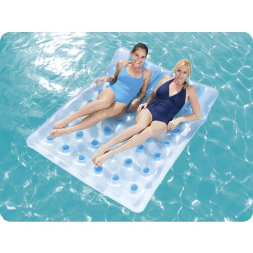 Dwie kobiety relaksują się na materacu dmuchanym Bestway Double Pool Lounger w basenie