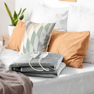 DOMO elektromos takaró, szürke, 160x140 cm, két távirányítóval, ágyon - Domo