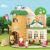 Sylvanian Families Country Tree School játékkészlet, amely a fa ház iskolát és a játszóteret mutatja