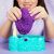 Ein Kind spielt mit dem Kinetic Sand Mermaid Crystal Playset und formt den Sand