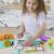 Gyermek játszik a Play-Doh Szórakoztató Fotó Szetttel, Play-Doh kamera játékkal, Play-Doh eszközökkel, Play-Doh modellező gyurmával