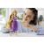 Lány játszik a Disney hercegnő Rapunzel éneklő babával, Mattel, Tangled, lila ruha, hosszú haj, korona