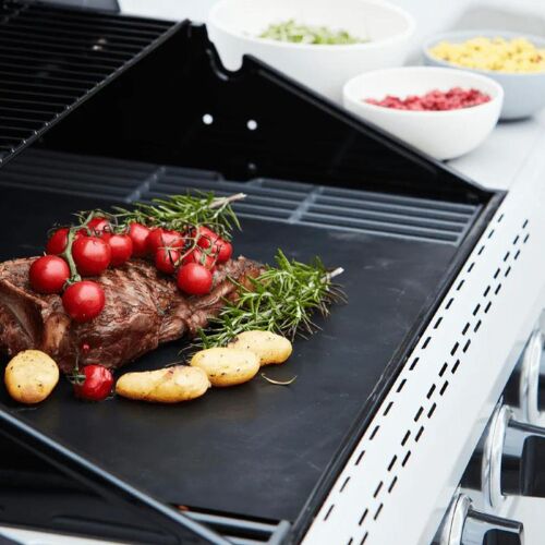 Barbecook grill lap használat közben, steak és zöldségek a BBQ-n