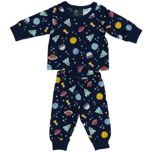 Pijamale albastre cu tematică spațială pentru băieți mici, cu rachete, planete și stele