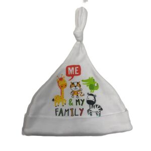 Biały czapeczka dla niemowląt z nadrukiem 'Ja i moja rodzina' z żyrafą, tygrysem, krokodylem i zebrą - M&Co