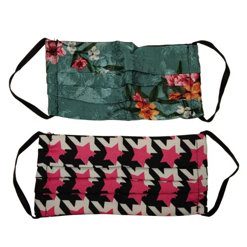 Комплект от 2 многократни маски за лице, едната с флорален принт, а другата с розови звезди на черен фон
