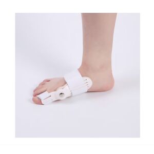 Hallux Valgus korrektor használat közben: Bütyök sín a lábujj beállításához - Lábápolási eszköz