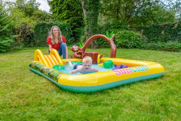 Basen z placem zabaw wodnym ze zjeżdżalnią