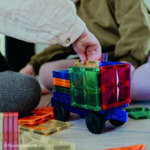 Copii care se joacă cu plăci de construcție magnetice Cleverclixx, construind un camion - Joc de construcție magnetic