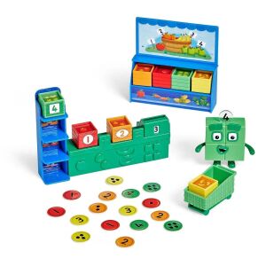 Set de joacă Numberblocks® Shop, prezentând toate componentele setului, inclusiv figurina Numberblock Patru, standul de magazin alimentar, casa de marcat, căruciorul de cumpărături, lăzile, monedele și ghidul de activități - Premergatoare și Jocuri de dezvoltare pentru copii mici