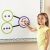 Gyermek a Learning Resources óriási mágneses számkapcsolatokat használja egy fehér táblán a matematika tanulásához