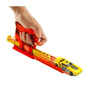 Hot Wheels autó kilövés alatt a hordozható kilövőből - Mattel