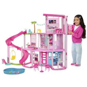 Barbie Dreamhouse Casa De Vis, egy nagy rózsaszín babaház csúszdával, medencével és hintaágyal, egy lány a babaházzal játszik - Mattel