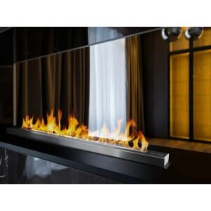 Bioethanol-Kamineinsatz mit brennenden Flammen in einem modernen Wohnzimmer - Bysil