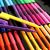 Színes filctollak közeli képe