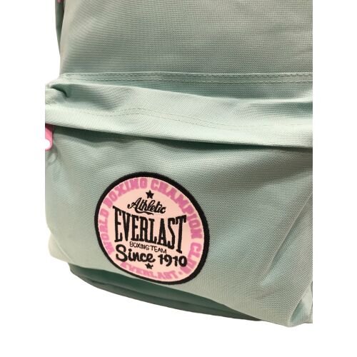 Nahaufnahme des Everlast Rosa Gürteltaschen-Logos