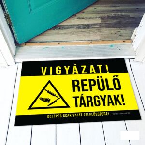 Vicces lábtörlő 'Vigyázat, repülő tárgyak' figyelmeztető jelzéssel - Vicces ajándék