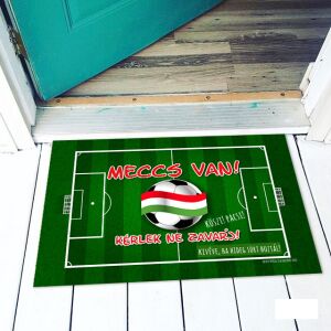 Vicces foci lábtörlő magyar zászlóval, 'Meccs van, kérlek ne zavarj' üzenettel - Vicces ajándék