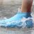 Kék szilikon vízálló cipővédő vízállóságának tesztelése