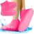 Rózsaszín vízálló szilikon cipővédő, csúszásgátló talppal, viselve a lábon, fröccsenő vízzel