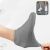 Huse impermeabile pentru pantofi, gri, cu talpa antiderapanta, puse pe piciorul unei femei