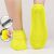 Жълти водоустойчиви калъфи за обувки с противоплъзгаща подметка, носени на обувки, близък план на подметката