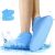 Kék vízálló szilikon cipővédő pár, csúszásgátló talppal, viselve egy személy lábán, vízben állva