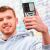 Férfi tartja a Samsung Galaxy S22 Ultra telefont Spacecase SC Camring ezüst tokban