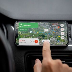 Okostelefon a Spacecase mágneses autós tartóján GPS navigációval - Autós pohártartó