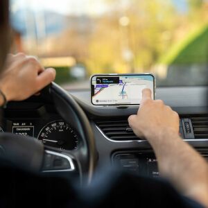 Spacecase Magsafe autós telefontartó használat közben, műszerfalra szerelve, navigációs alkalmazás - Autós pohártartó