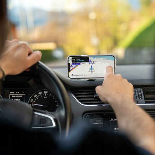 Spacecase Magsafe autós telefontartó használat közben, műszerfalra szerelve, navigációs alkalmazás